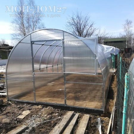 Теплица Восточная Усиленная 6 метров с поликарбонатом | Мой-Дом27 | Каркас изготовлен из оцинкованной замкнутой трубы 20*20 мм.<br>
 Ширина - 3&nbsp;метра. Высота - 2,1 метра. Длина 6 метров.&nbsp;<br>
 Выдерживаемая снеговая нагрузка - 150 кг/м2. Выдерживаемая ветровая нагрузка - до 20 м/с.<br>
 Расстояние между дугами 0,65&nbsp;метра.&nbsp;Толщина металла дуг 1,2 мм.&nbsp;Ширина двери 0,96 метра.<br>